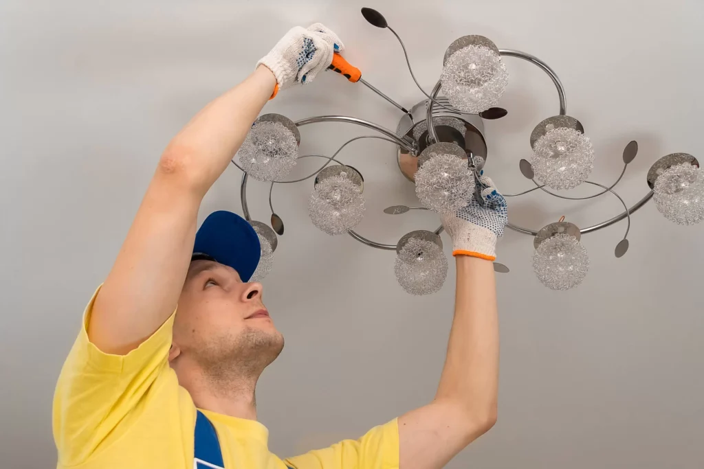 نصاب حرفه ای لوستر | نصب و تعمیر لوستر با دکوسرویس