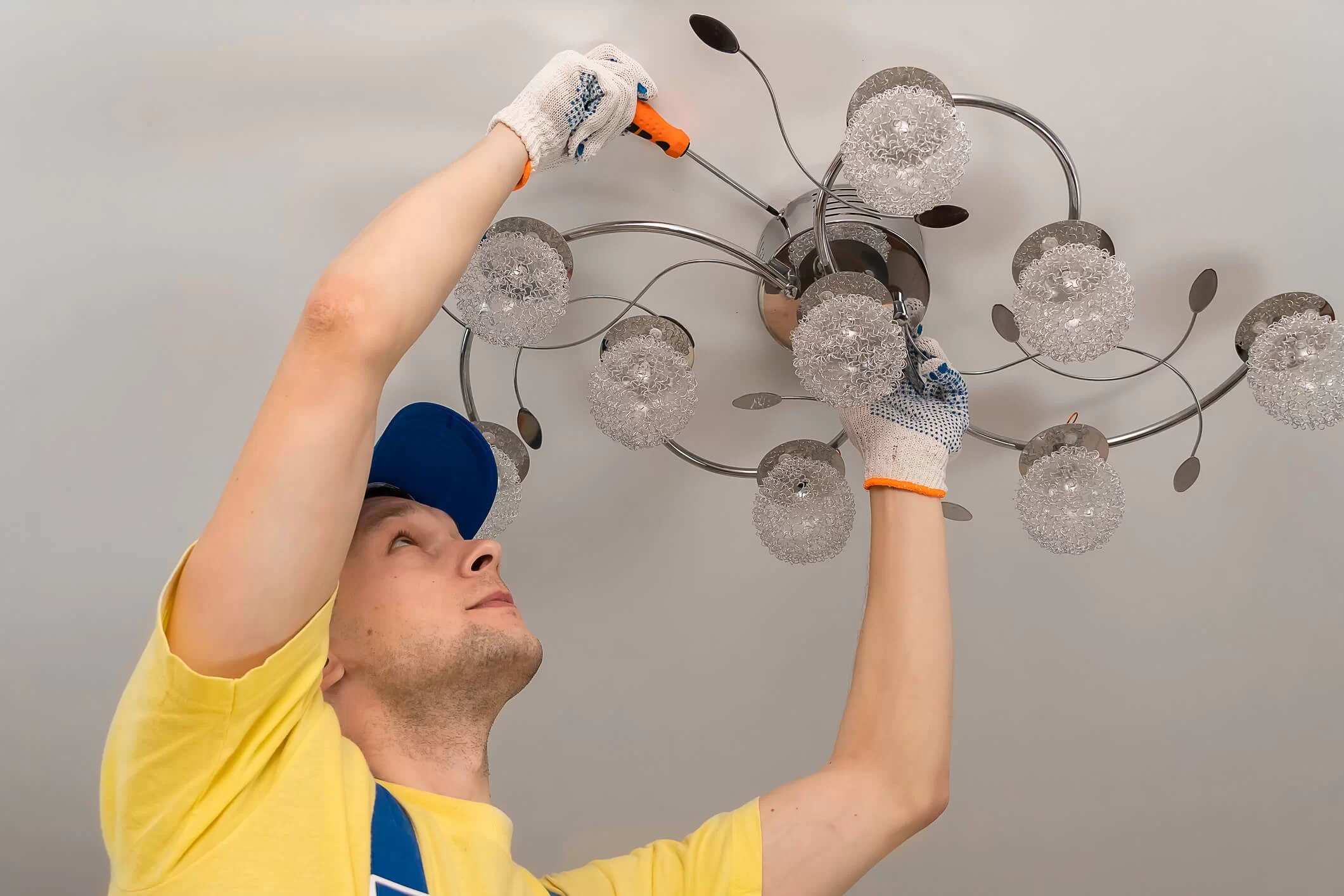 نصاب حرفه ای لوستر | نصب و تعمیر لوستر با دکوسرویس