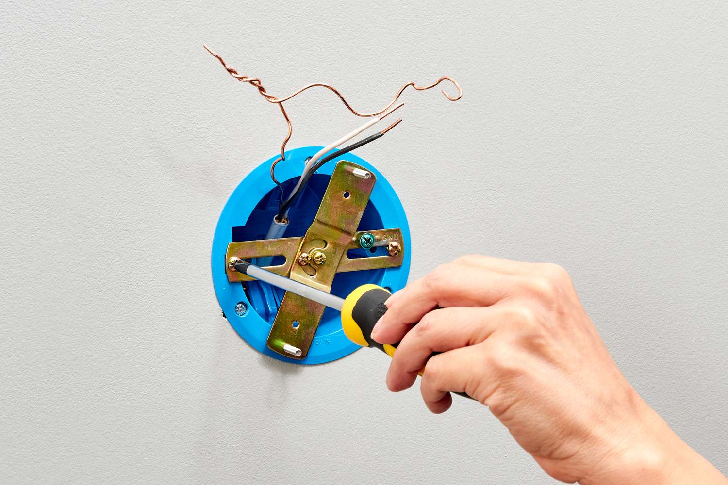 نصب چراغ دیواری