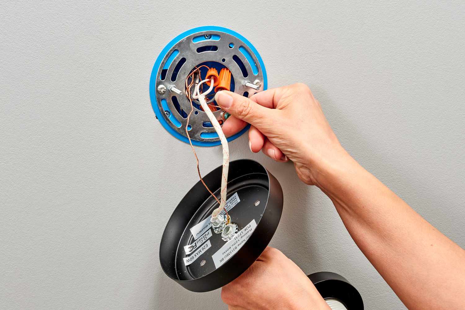 نصب چراغ دیواری