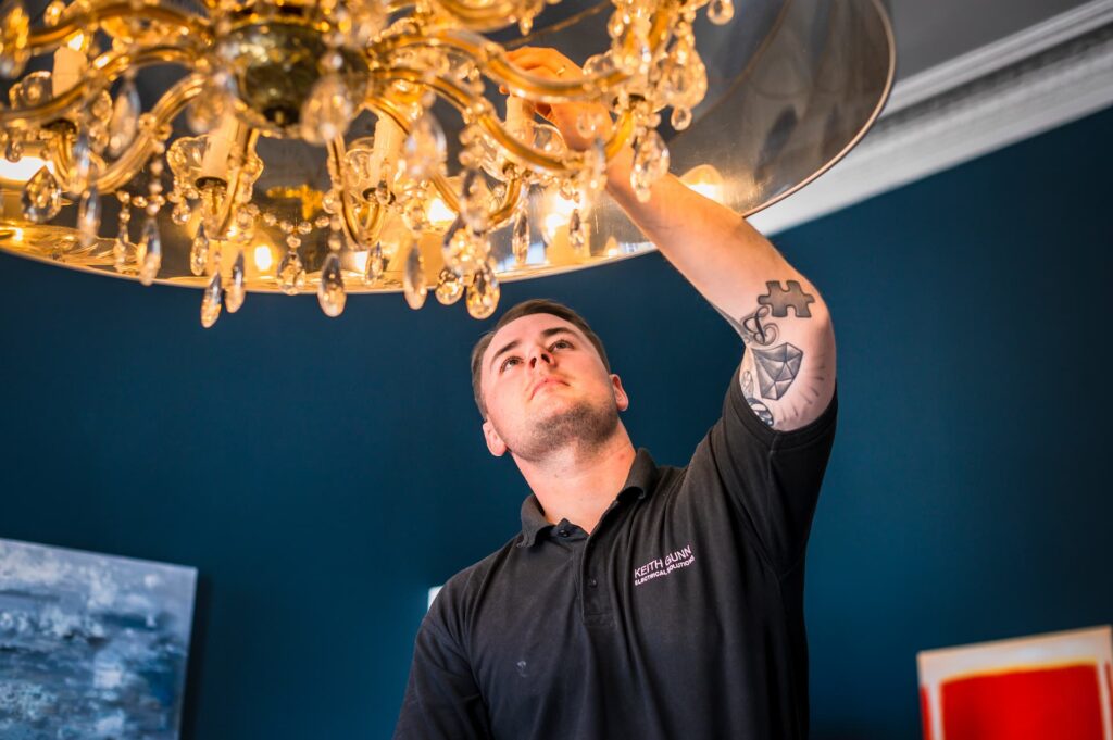 نصاب لوستر ماهر؛ مراحل نصب و نکات کلیدی برای مشتریان